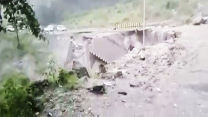 Sikkim में Heavy Rainfall के बाद देखते ही देखते बह गया पुल, Watch Video । वनइंडिया हिंदी
