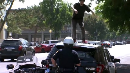 Un homme saccage une voiture de police mais va vite le regretter