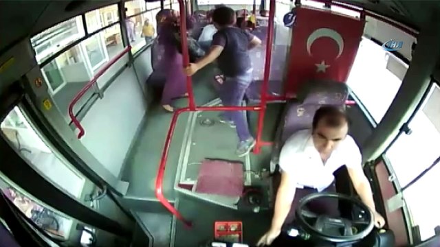 Otobüs şoförüne tepki gösterdi, fenalaştı, hastaneye tepki gösterdiği şoför yetiştirdi...O anlar kamerada
