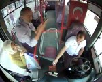 Erzincan'da Otobüs Şoförü, Kendisiyle Tartışırken Kalp Krizi Geçiren Yolcuyu Hastaneye Yetiştirdi