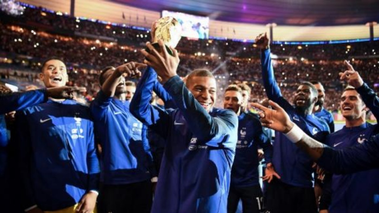 Vegedream et les Bleus mettent le feu au stade de France en chantant Ramenez la coupe à la maison !