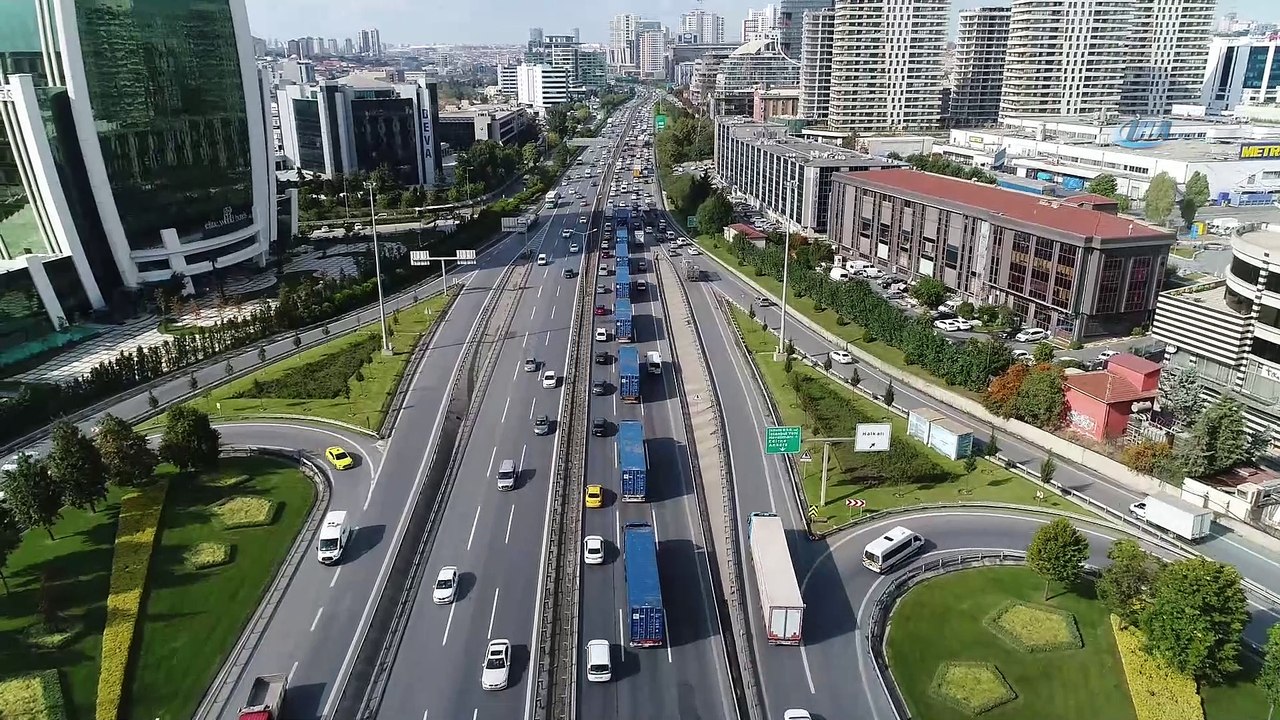 İstanbul Yeni Havalimanı’na malzeme taşıyan tırlar havadan görüntülendi