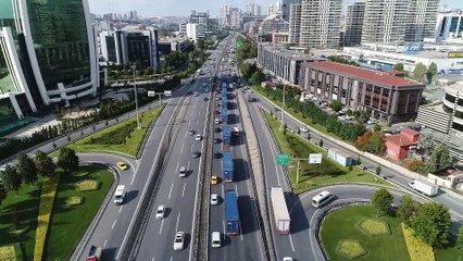 İstanbul Yeni Havalimanı’na malzeme taşıyan tırlar havadan görüntülendi