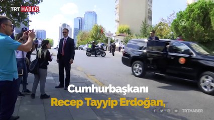 Cumhurbaşkanı Erdoğan Cuma namazı çıkışı vatandaşlarla sohbet etti