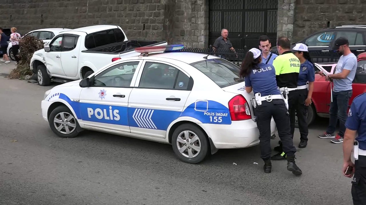 Lüks cip kaza yaptı; 9 araç maddi hasar gördü