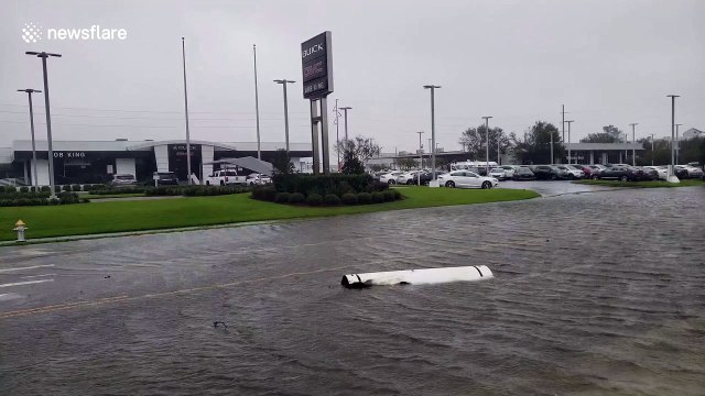 Car trapped in flooding in Wilmington, North Carolina