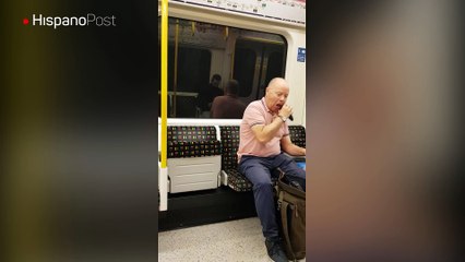 Aprovechó el viaje en el Metro de Londres para afeitarse y acicalarse