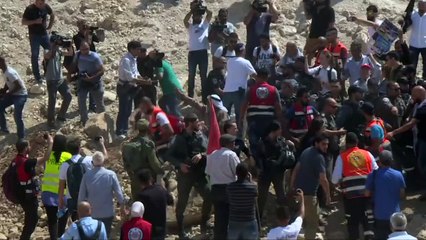 Village bédouin menacé: des manifestants bloquent un bulldozer