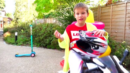 Катя жадничает и не делится _⁄ Naughty kids ride on toy bikes