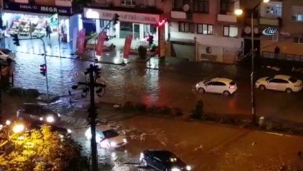 Trabzon’da akşam saatlerinde yağan yağmur yolları göle çevirdi