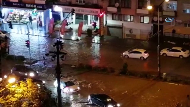 Trabzon’da akşam saatlerinde yağan yağmur yolları göle çevirdi