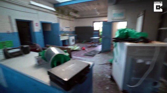 Il visite une usine de produits chimiques désaffectée... Effrayant et mysterieux