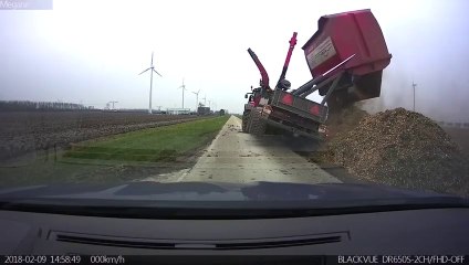 Ce camion vide sa benne et fini sur le toit dans le fossé