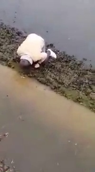 Il voulait juste récupérer sa carte bleue tombée à l'eau