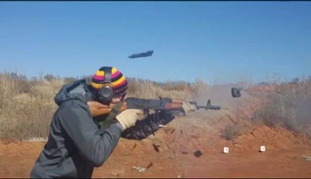 Son fusil AK-47 lui explose au visage en pleine séance de tir