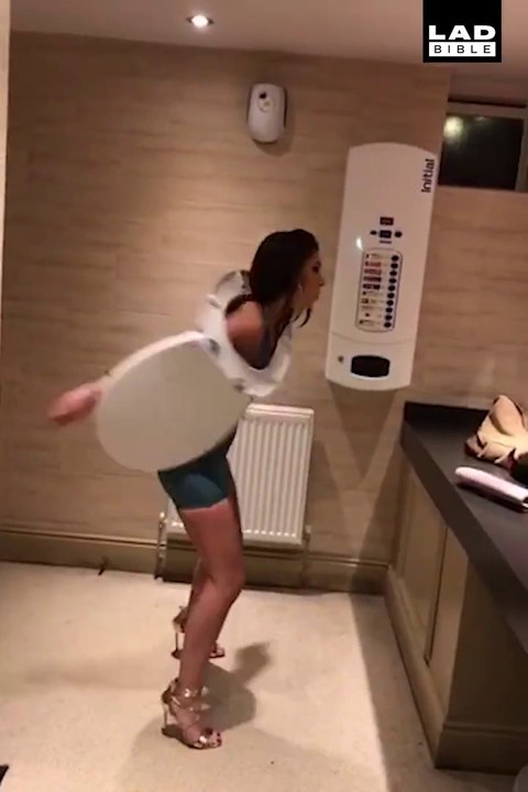 Quand tu laisses des filles ivres seules dans des toilettes...