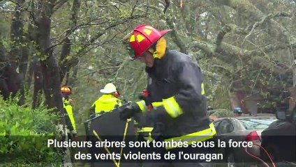 Les pompiers interviennent sur une maison détruite par l'ouragan