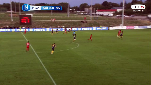 Superbe frappe qui passe juste devant les buts!