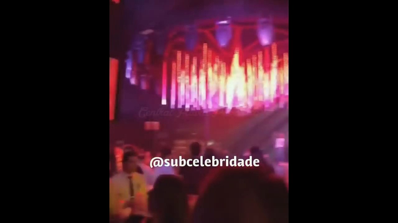 BRAVO? Kevinho vê algo no celular e sai de perto de Pavanelli durante festa