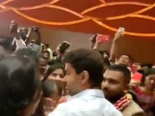 ரசிகர்களின் அன்பில் மிதந்த விஜய்.. வைரல் வீடியோ