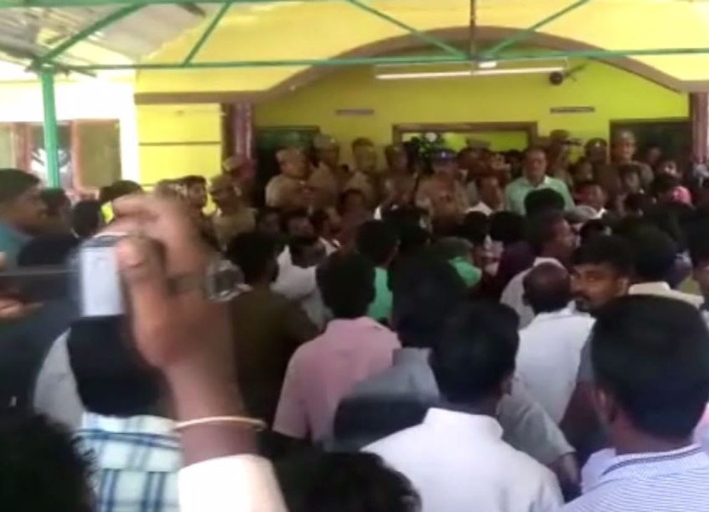 விநாயகர் சிலை பிரதிஷ்டையில் பயங்கர மோதல்- வீடியோ