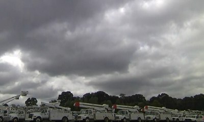 Truk Khusus Perbaiki Kerusakan Listrik akibat Badai Florence