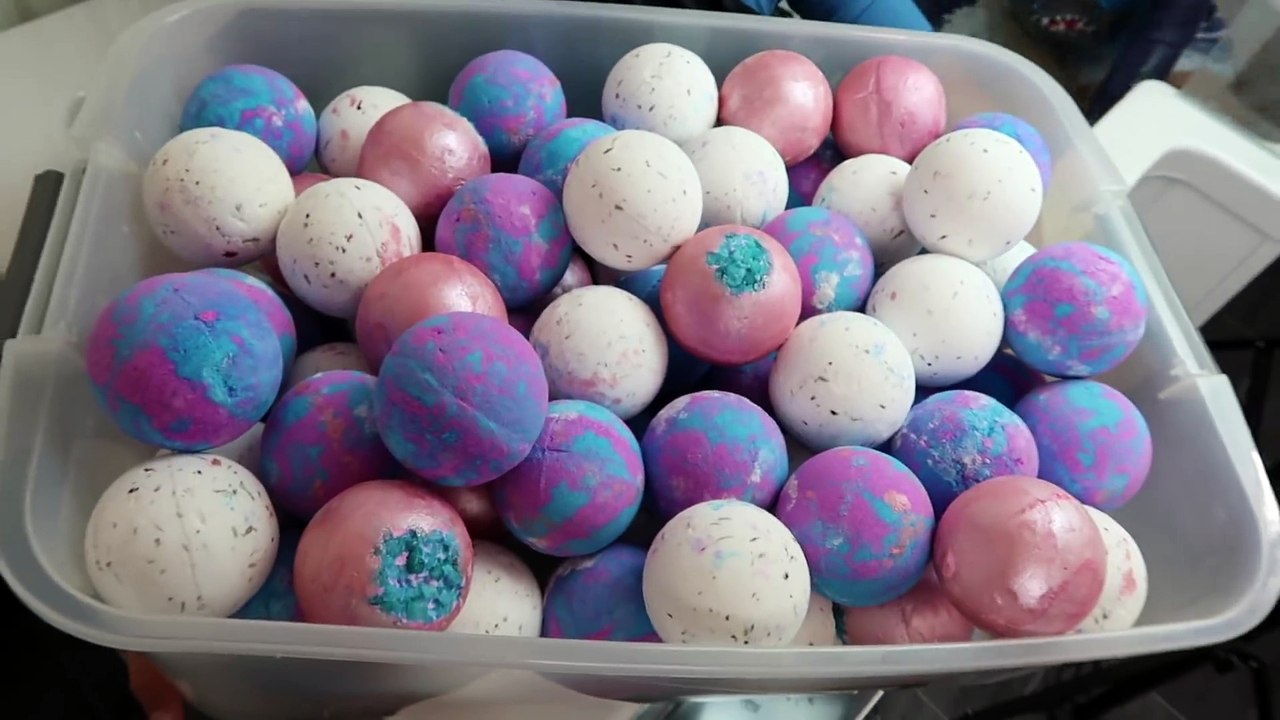 ON MET 100 BATH BOMBS DANS LA BAIGNOIRE !!! Incroyables Bombes de Bain Effervescentes  ☄️