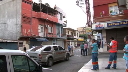 Alkollü şahıs eline ne geçtiyse dışarı atıp intihar etmek istedi