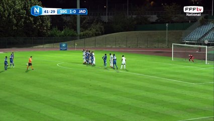 Coup franc frappé dans le mur!