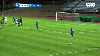 Coup franc suivi d'une tête à côté du but!