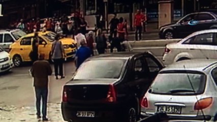 Kız arkadaşı ile tartışan gence otomobil böyle çarptı