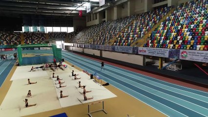 Protez bacaklarıyla hayallerine koşuyor