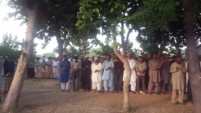 N League Gundas Abusing And Raised Slogans against Army, Judiciary and Imran Khan in Kulsoom Nawaz's Funeral