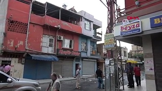 Alkol alıp evdeki tabak çanağı pencereden fırlattı, polis gözaltı için gelince elinde bıçakla çatıya çıktı