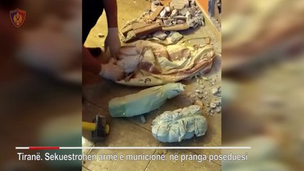 Ora News - Tiranë, fsheh pistoletën dhe automatikun brenda murit