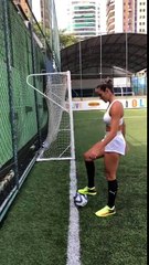 Une fille fait un joli trick au foot