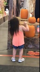Une petite fille danse sur le thème d'Halloween
