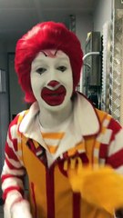 Ronald fait une surprise aux employés du McDo de Porte des Lilas