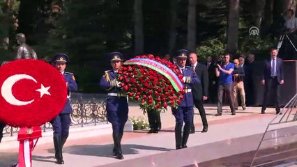 Télécharger la video: Türkiye Cumhurbaşkanı Erdoğan, Haydar Aliyev'in kabrini ziyaret etti - BAKÜ