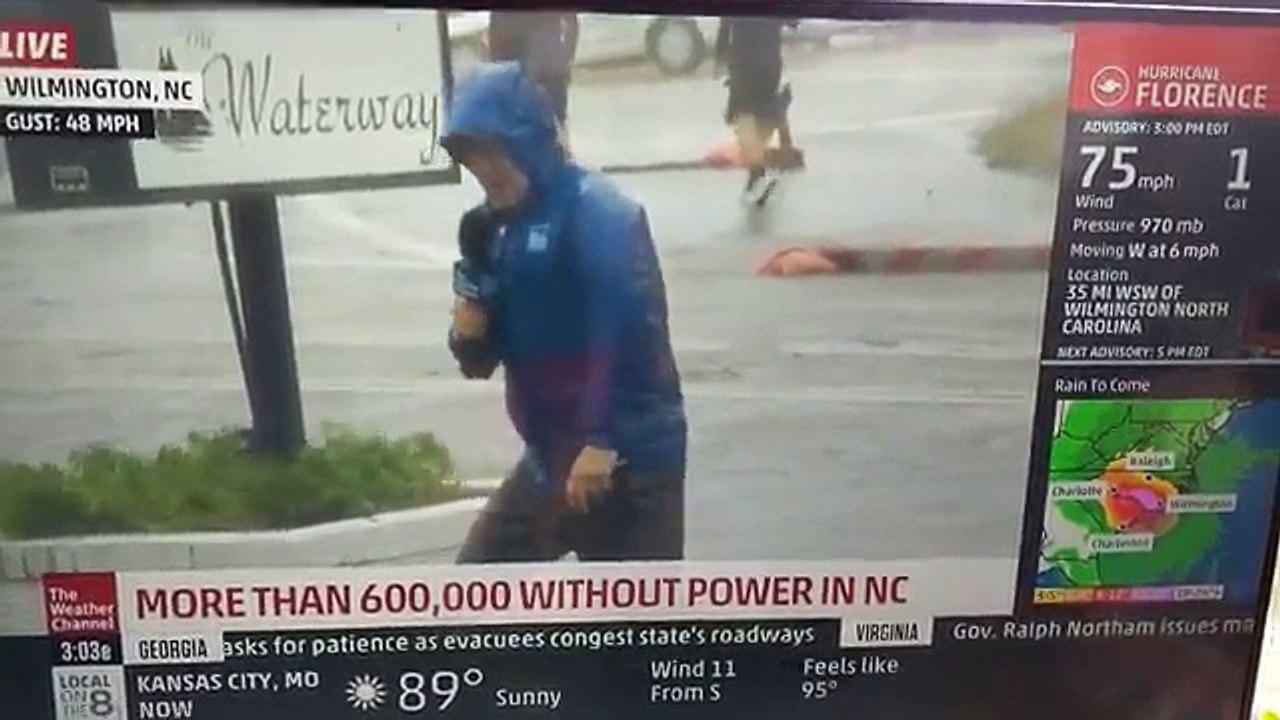 Un journaliste américain exagère un peu face à l'ouragan Florence... Bon comédien