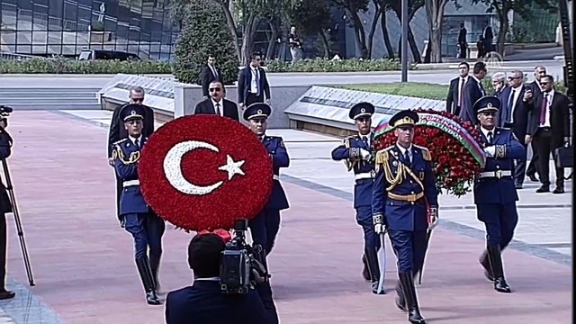 Türkiye Cumhurbaşkanı Erdoğan, Türk Şehitliğini ziyaret etti - BAKÜ