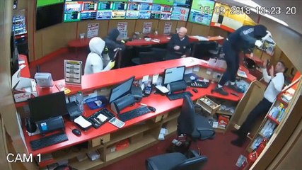 Yaşlı Adam, Eli Silahlı Soyguncuları Tekme Tokat Dövdü