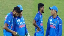 India Vs Hong Kong Asia Cup 2018: MS Dhoni gives Bowling tips to Khaleel Ahmed | वनइंडिया हिंदी