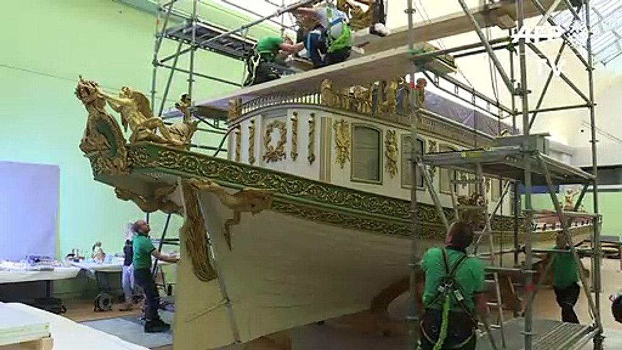 A Paris, le déménagement hors normes du canot de Napoléon 1er