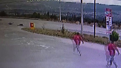 Motosiklet yağmur nedeniyle kayganlaşan zeminde böyle devrildi