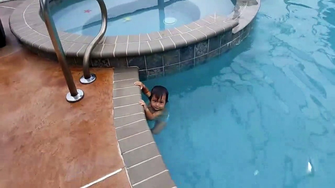 Un bébé s'amuse à nager dans un piscine tout seul !