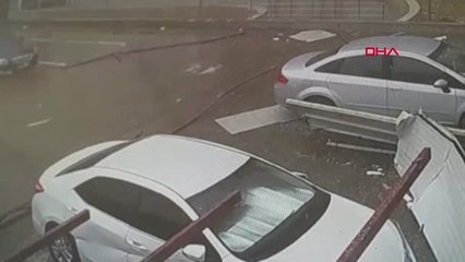 Adıyaman Şiddetli Rüzgarda Çatının Araçların Üzerine Düşmesi Kamerada