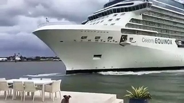 Un énorme bateau de croisière fonce sur une maison