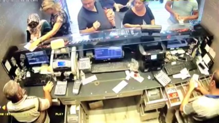 Şişli’de döviz bürosunda silahlı soygun kamerada