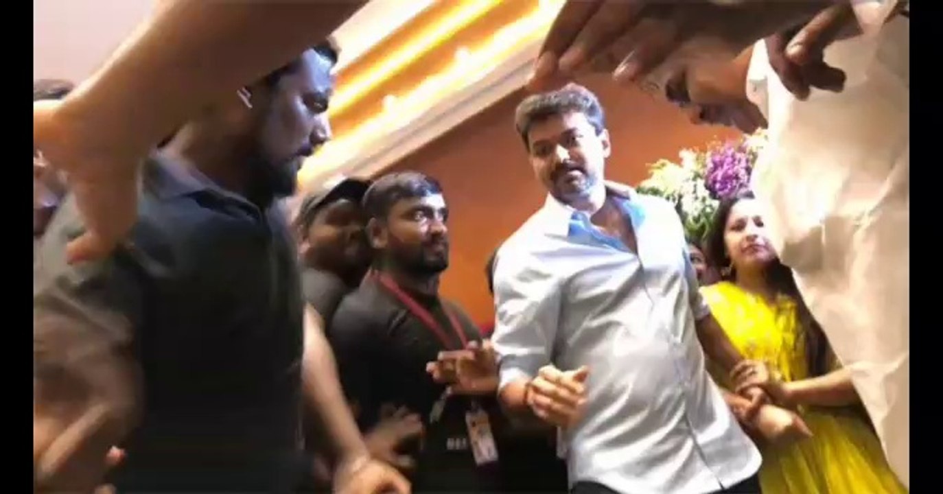 ரசிகர் வீட்டு திருமணத்தில் தடியடி சண்டை விஜய்க்கு ரத்த காயம் வெளியானது அதிர்ச்சி